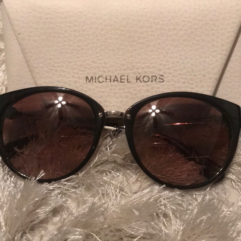 Michael Kors Sunglass plus case